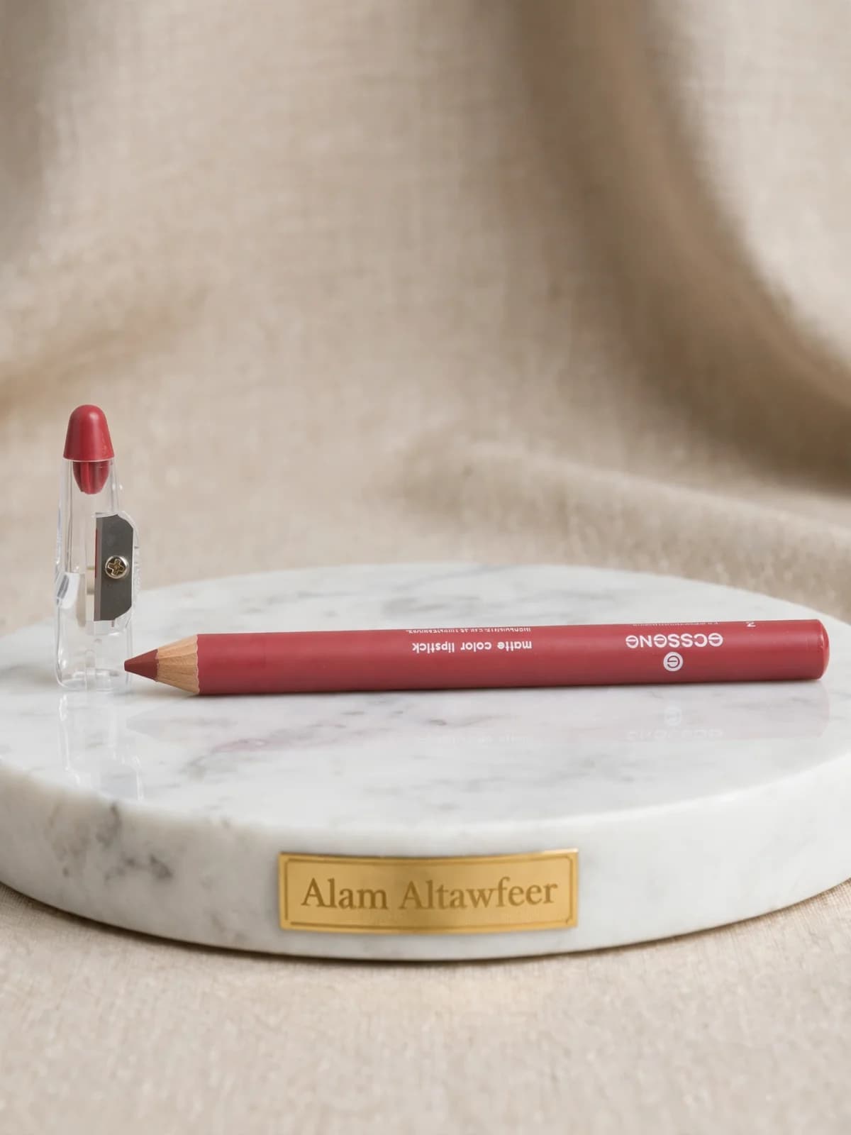 قلم حمرة مات + براية شفافة هدية 13