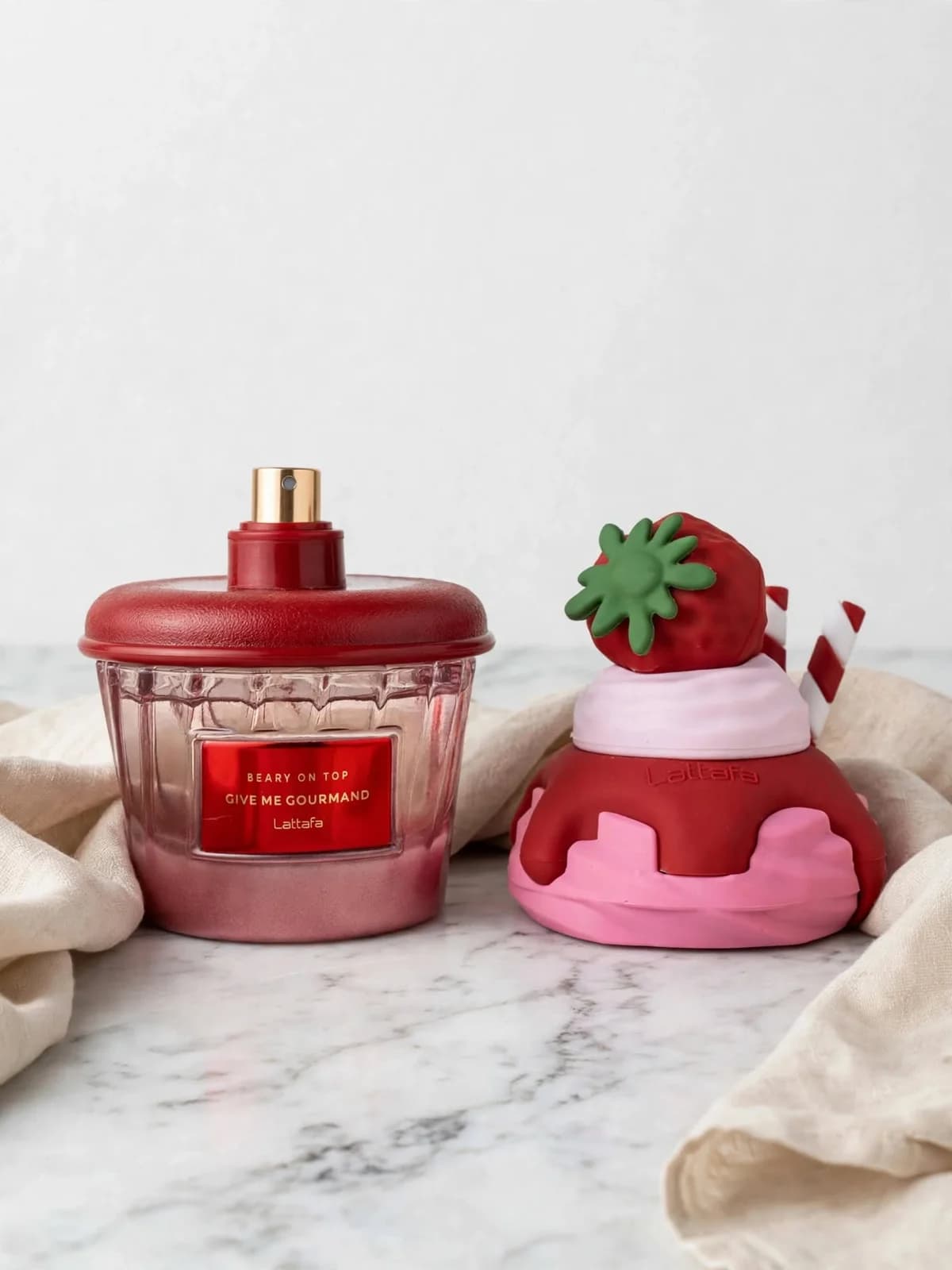 عطر التوت فوق الحلوى من لطافة 4