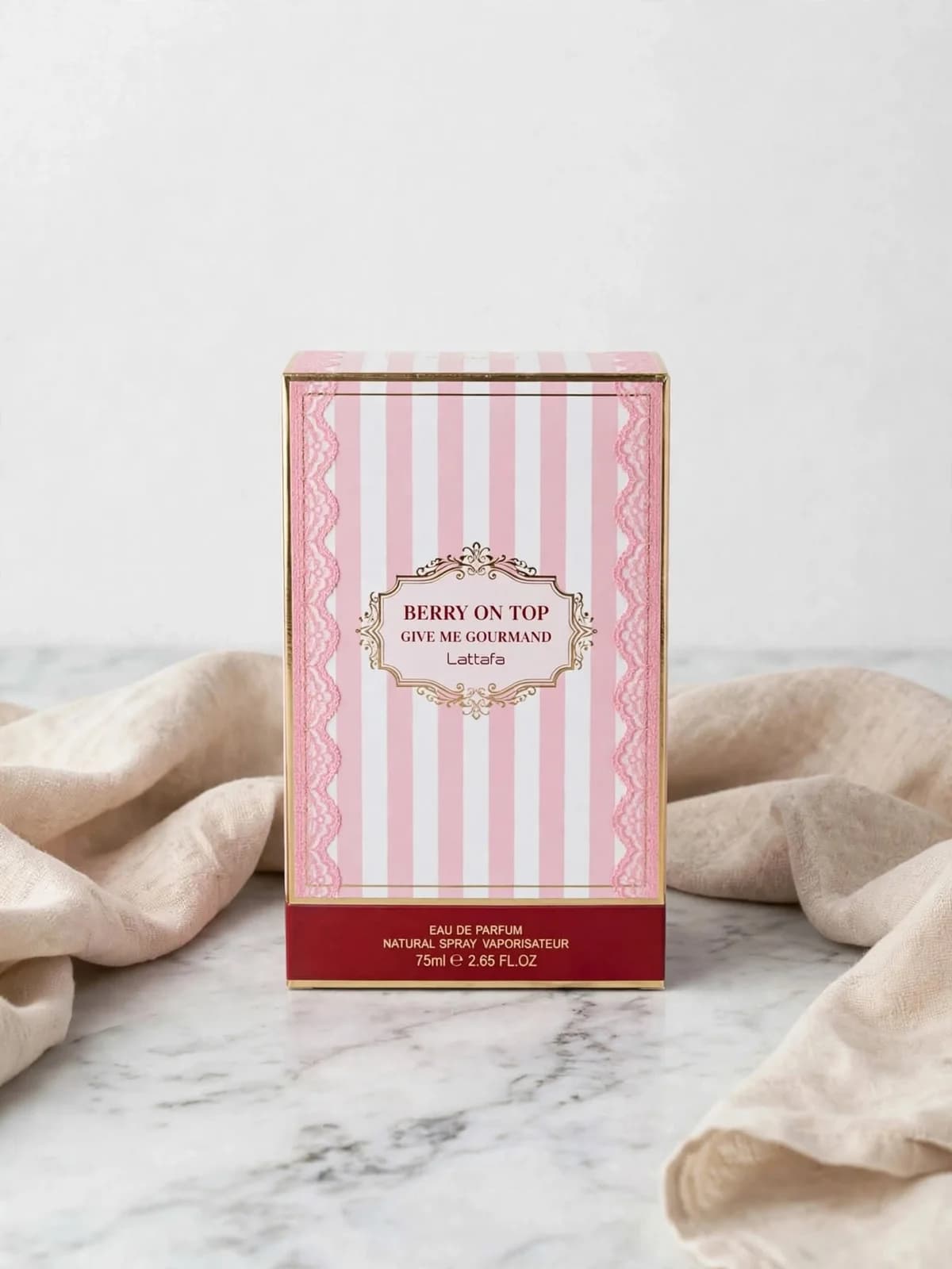 عطر التوت فوق الحلوى من لطافة